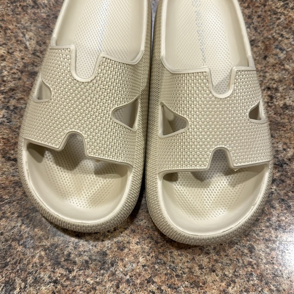 Wild Diva Lounge Maura Strap Sandals Size 6  Beige Open Toe Slip On Style - Picture 4 of 12